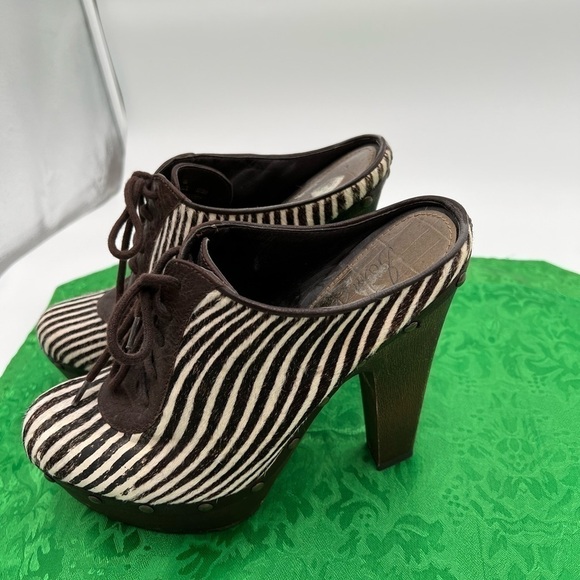 Brown and white stripes with front lace up with heels - Picture 8 of 11